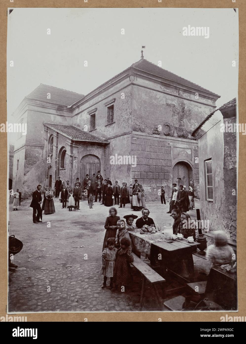 Foto von Pilgern, die sich vor dem Waffenarsenalgebäude des Klosters Jasna Góra in Częstochowa versammelten, aufgenommen um 1896 von Stanisław Trzciński. Stockfoto