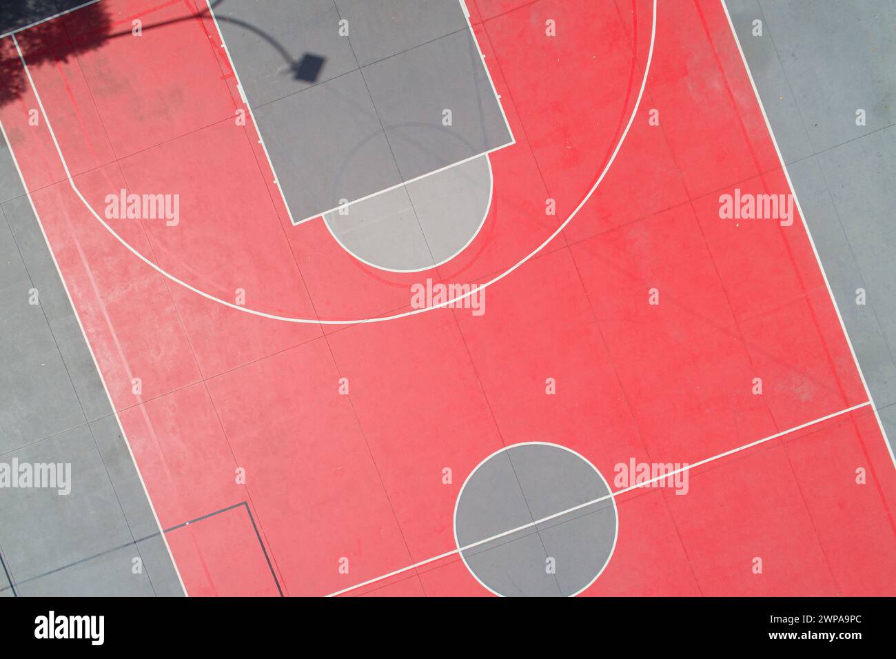 Drohnenansicht eines öffentlichen Basketballplatzes Stockfoto