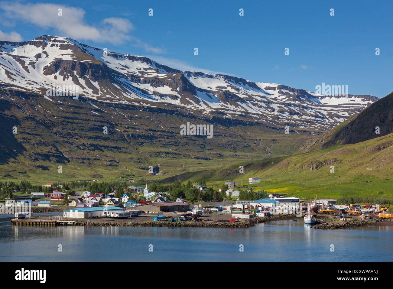 Blick über den Hafen und die Stadt Seyðisfjörður entlang des Fjords Seydisfjoerdur im Sommer, Eastern Region / Austurland, Island Stockfoto