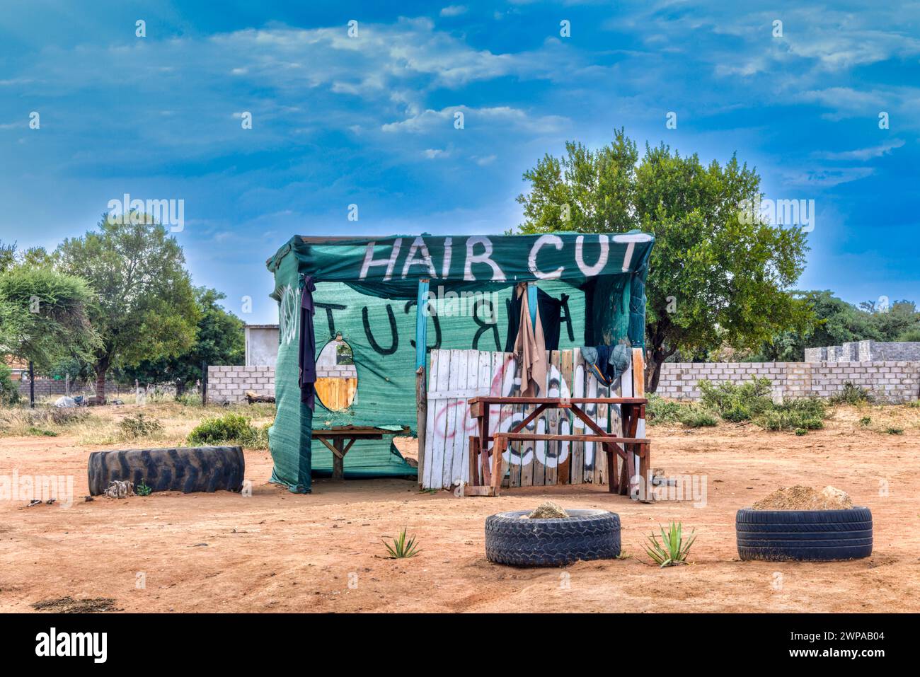 Hütte für einen Friseurladen in Südafrika am Straßenrand, keine Leute Stockfoto