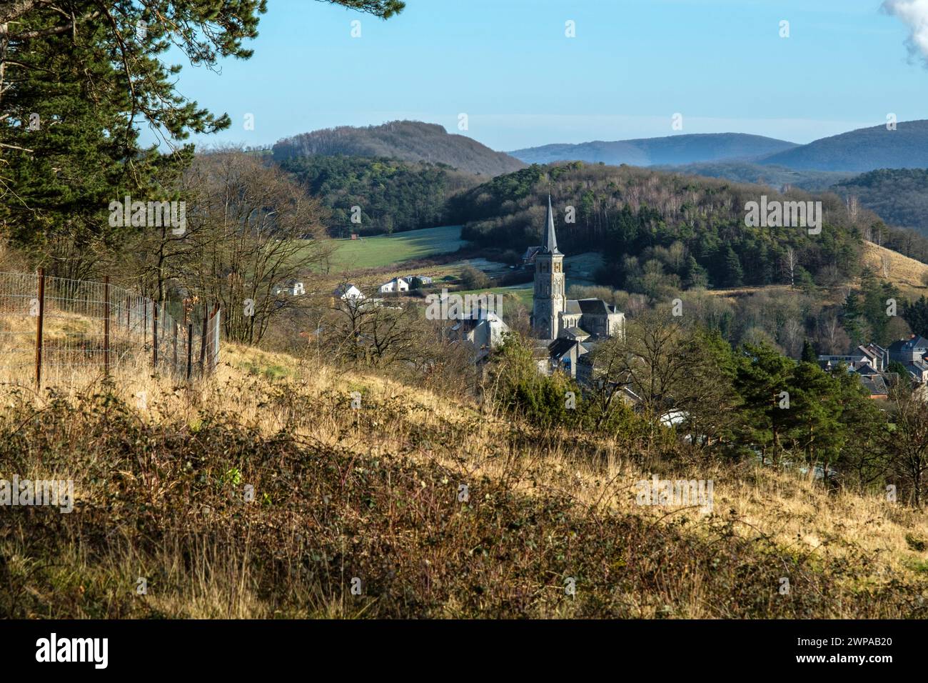 Panoramablick auf das Dorf Treignes und die Kirche | Vue Panorama sur le Village de Treignes et l'église Stockfoto