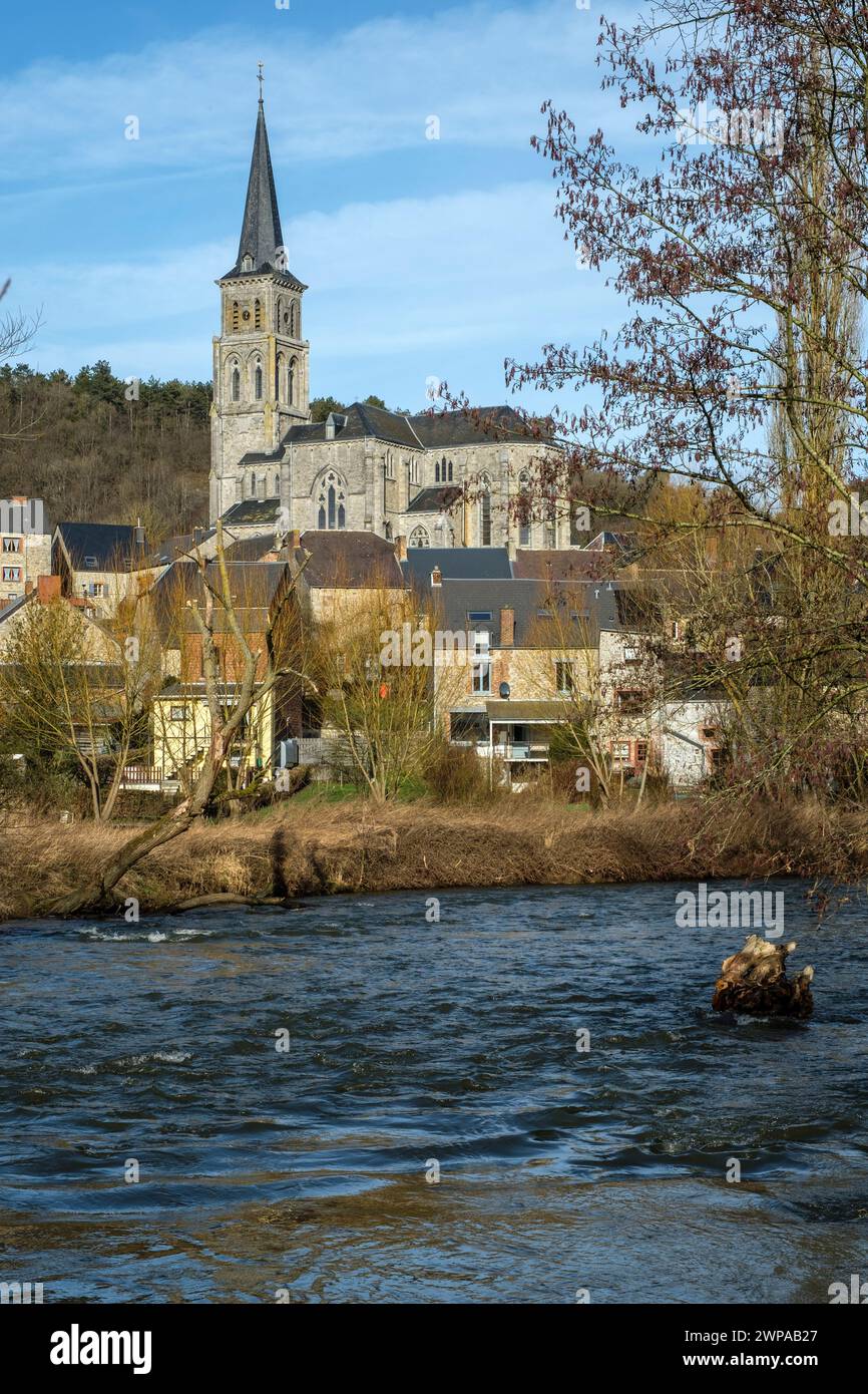 Panoramablick auf das Dorf Treignes und die Kirche | Vue Panorama sur le Village de Treignes et l'église Stockfoto