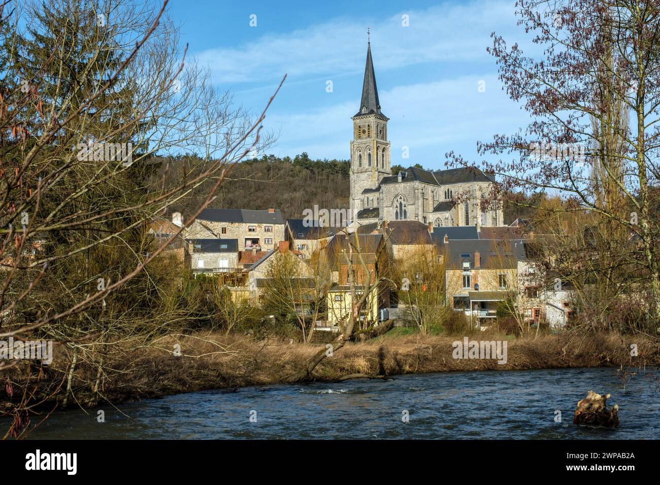 Panoramablick auf das Dorf Treignes und die Kirche | Vue Panorama sur le Village de Treignes et l'église Stockfoto