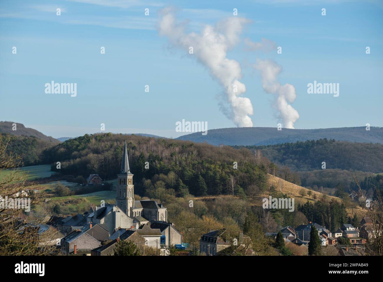 Panoramablick auf das Dorf Treignes und die Kirche | Vue Panorama sur le Village de Treignes et l'église Stockfoto