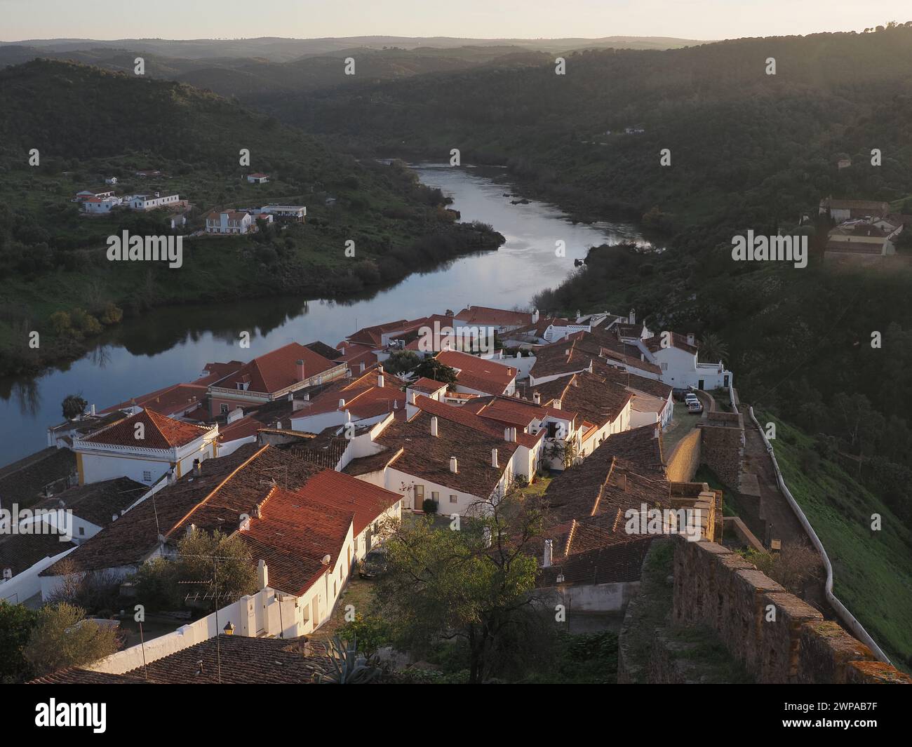 Río Guadiana a su paso por el municipio de Mértola, en la Región del Alentejo, Portugal Stockfoto