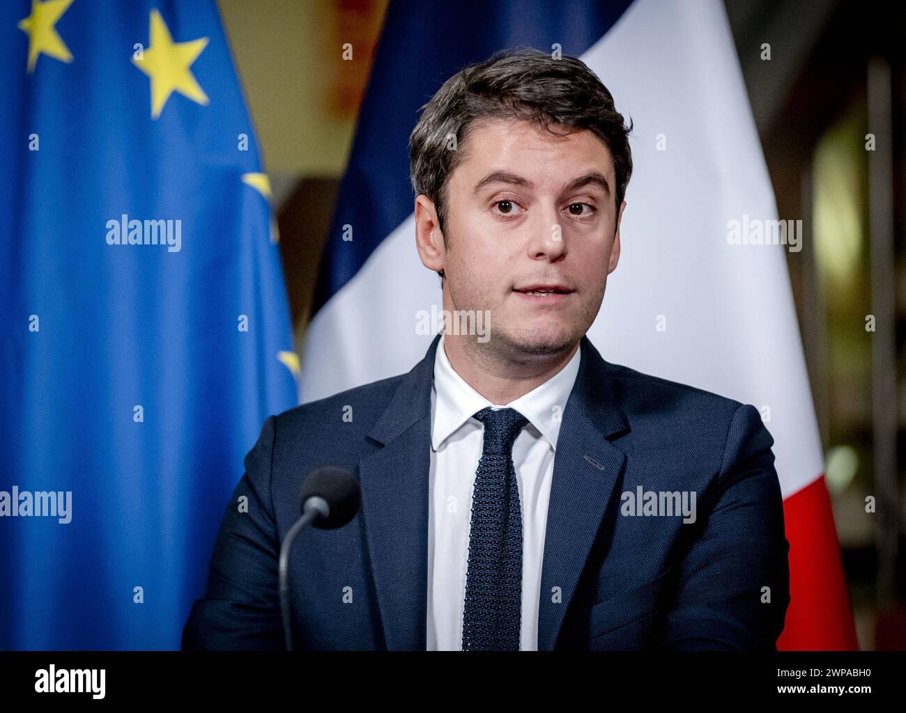 DEN HAAG - der französische Premierminister Gabriel Attal während eines Pressegesprächs mit Premierminister Mark Rutte nach einem einführenden Treffen im Ministerium für Allgemeine Angelegenheiten. ANP REMKO DE WAAL niederlande raus - belgien raus Stockfoto