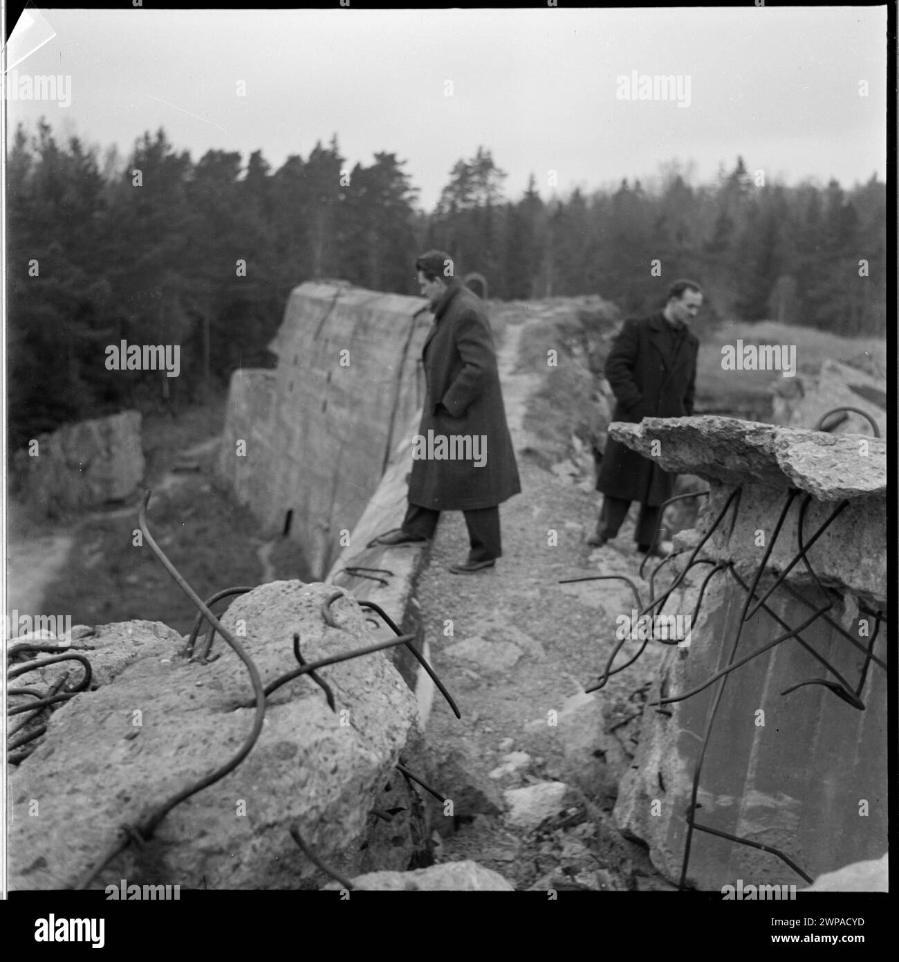 Foto aus dem Jahr 1953, das Überreste eines Bunkers in Wolf's Shape, dem ehemaligen Hauptquartier von Adolf Hitler, zeigt. Stockfoto