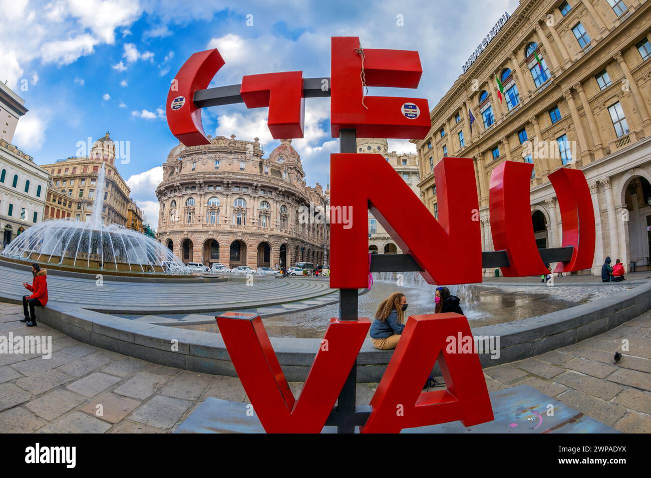 GENUA, ITALIEN - 20. MÄRZ 2021: Logo von Genua auf der Piazza Raffaele de Ferrari, dem Hauptplatz von Genua, berühmt für seinen Brunnen und seine Wasserspiele. Stockfoto