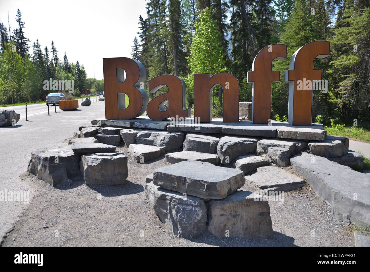 Das Schild Big Banff am Stadtrand in Alberta, Kanada, ist ein Anziehungspunkt für Besucher, die Fotos machen. Stockfoto