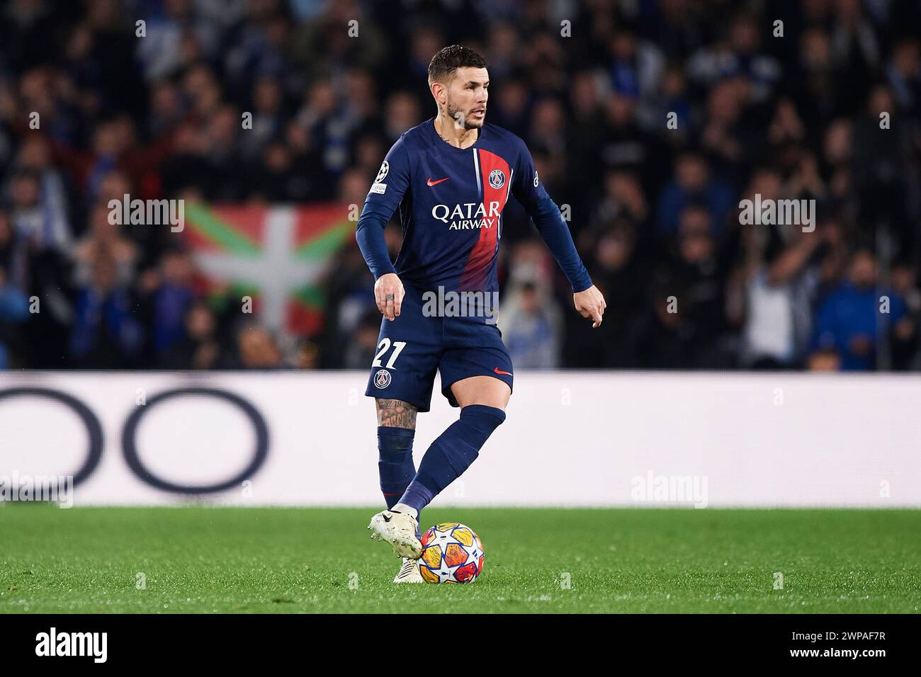 Lucas Hernandez von Paris Saint-Germain mit dem Ball während des UEFA Champions League-Spiels zwischen Real Sociedad und Paris Saint-Germain in reale sind Stockfoto