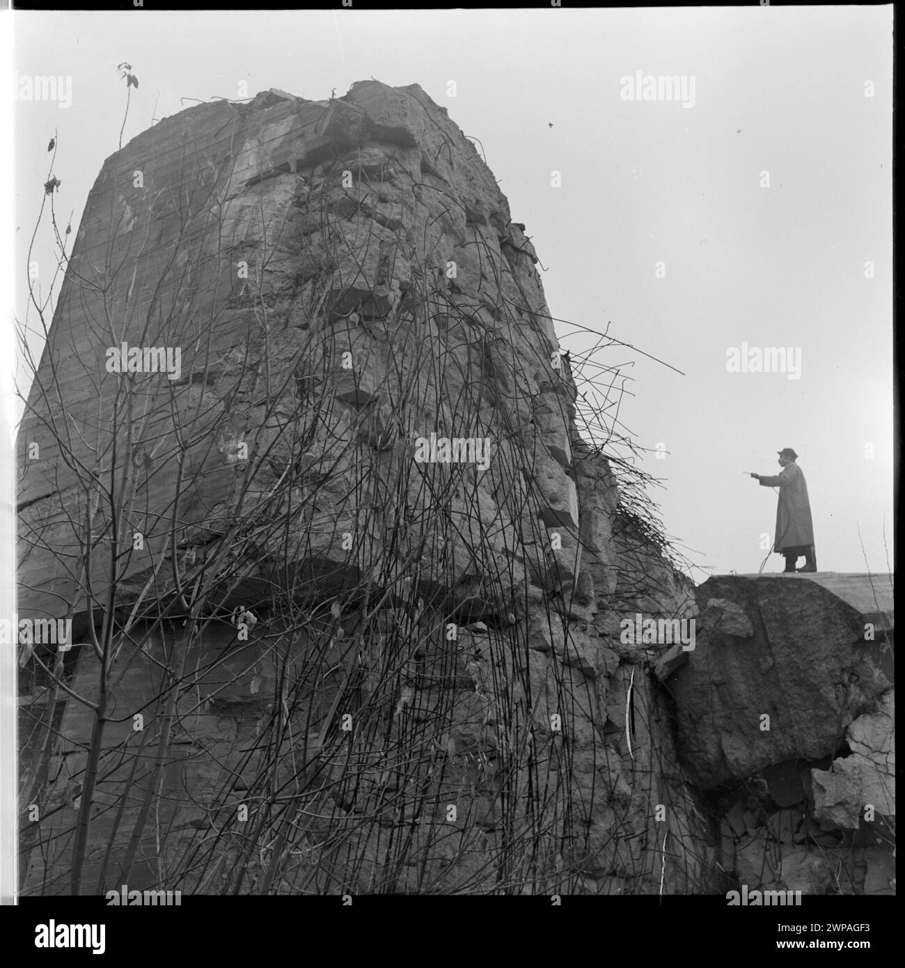 1953 Foto mit den Überresten eines Bunkers in Wilcze Szańc, dem ehemaligen Hauptquartier von Adolf Hitler, auf staatlichem Ackerland in Parcz. Stockfoto