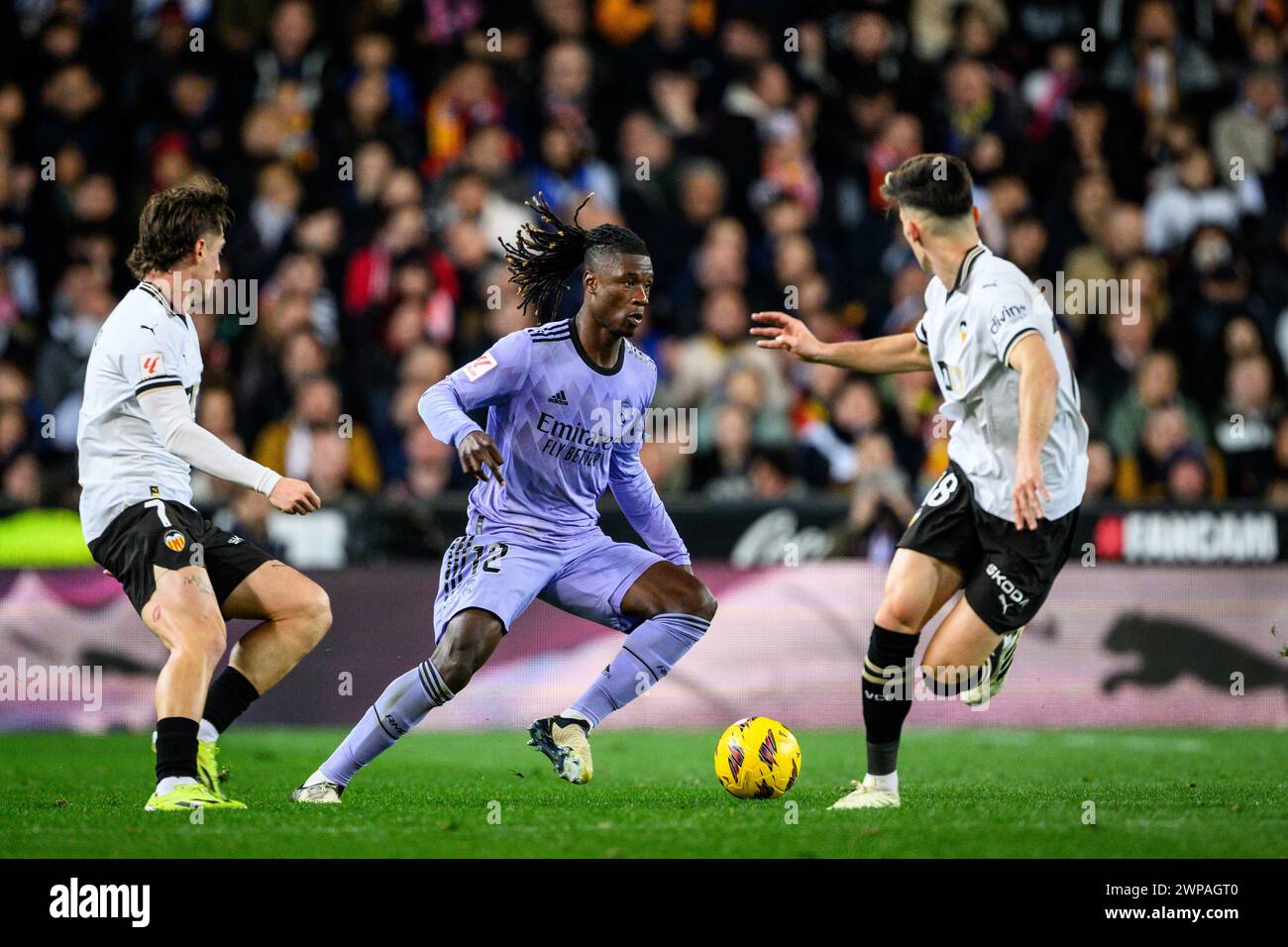 Real Madrids französischer Spieler Eduardo Camavinga in Aktion während eines EA Sports LaLiga-Spiels in Mestalla, Valencia, Spanien. Stockfoto