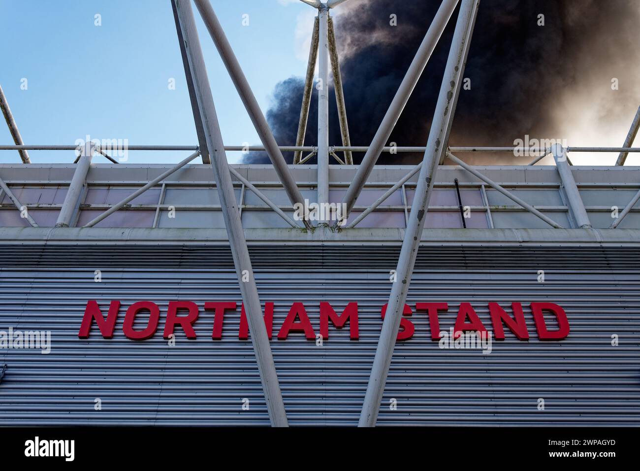 Ein riesiger Brand in der Industrieeinheit neben Southampton's St. Mary's Stadium Stockfoto