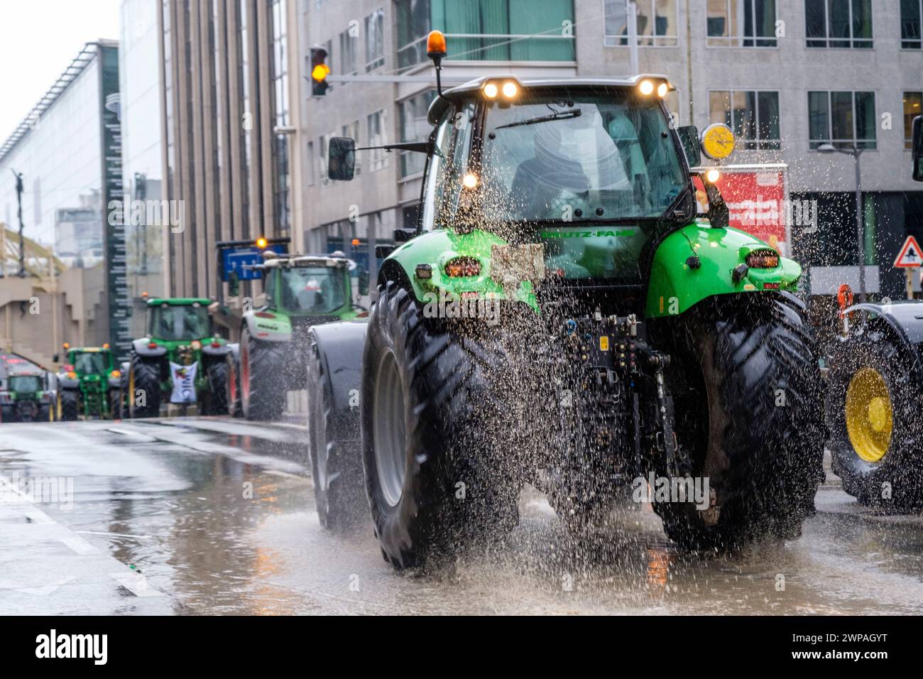 Demonstration der Landwirte - die Traktoren blockieren die Hauptachse der Stadt Brüssel - die Traktoren in der Rue de la Loi| Manifestation des agricul Stockfoto