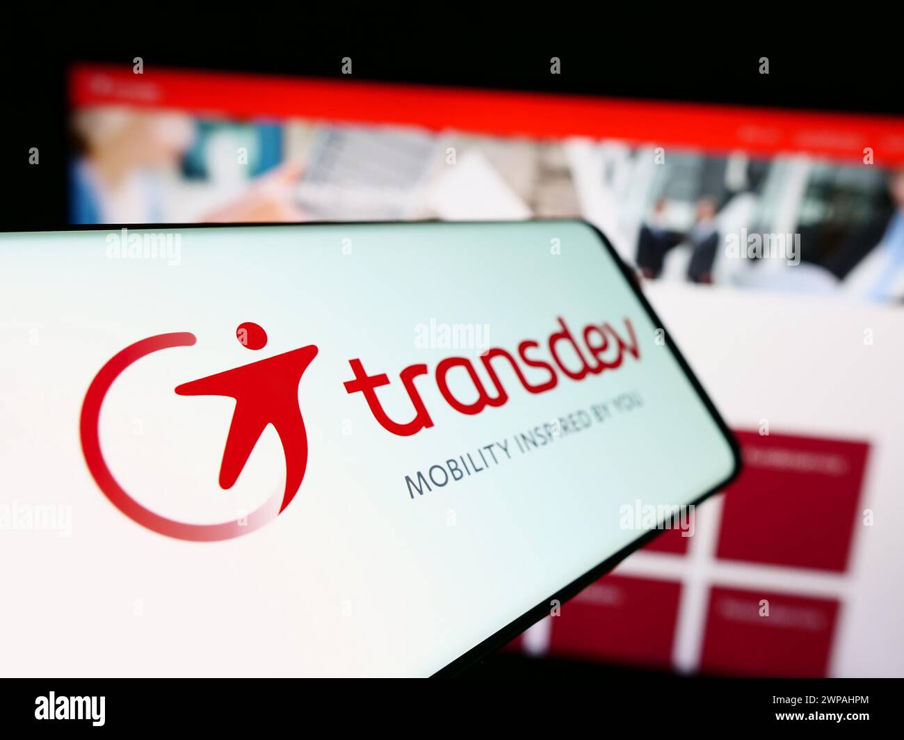 Smartphone mit Logo des deutschen Verkehrsunternehmens Transdev GmbH vor der Business-Website. Fokus auf der linken Seite des Telefondisplays. Stockfoto