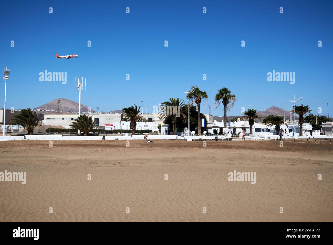 easyjet-Flugzeuge starten über den Sandstrand playa honda mit Blick auf lanzarote Flughafen Playa Honda, Lanzarote, Kanarische Inseln, spanien Stockfoto