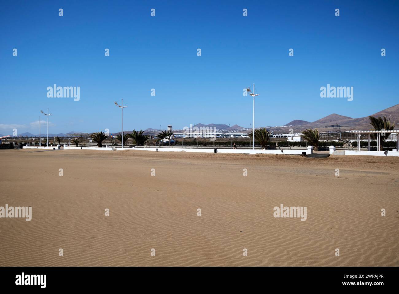 Sandstrand playa honda mit Blick auf lanzarote Flughafen Playa Honda, Lanzarote, Kanarische Inseln, spanien Stockfoto