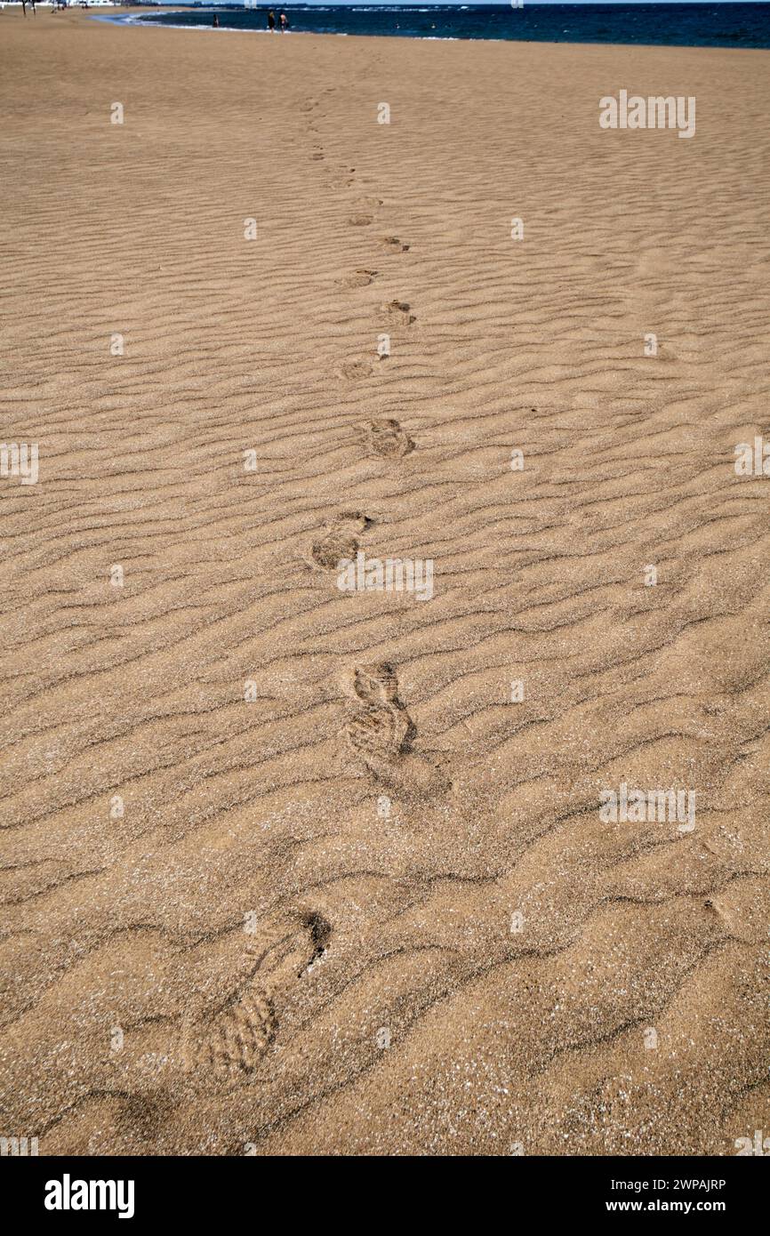 schuh-Schritte durch den goldenen Sand Playa Honda, Lanzarote, die Kanarischen Inseln, spanien Stockfoto