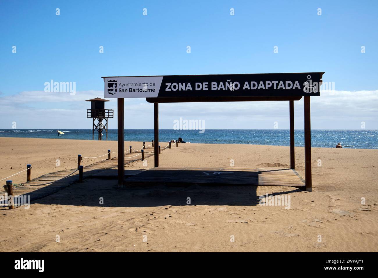 Holzsteg und überdachter Ständer ermöglichen behindertengerechten Zugang zum Strand playa honda Lanzarote, Kanarische Inseln, spanien Stockfoto