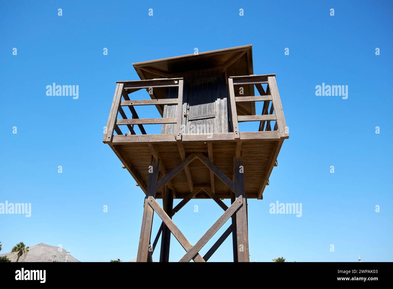 Leerer, unbenutzter Rettungsschirm-Turm auf Sand am playa honda Strand Lanzarote, Kanarische Inseln, spanien Stockfoto