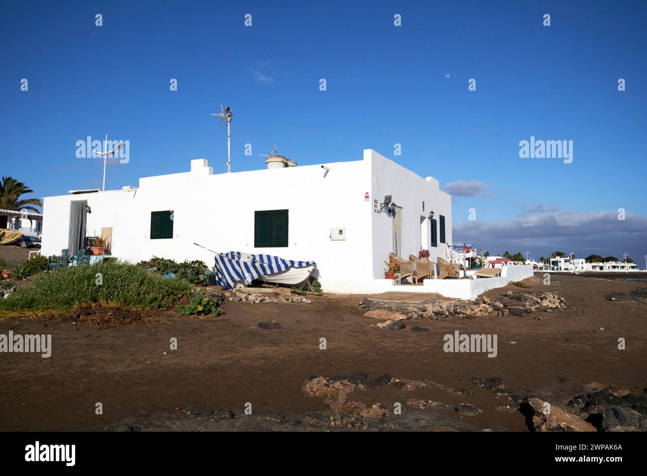 Traditionelles weiß getünchtes altes Fischerhäuschen am Strand Playa Honda, Lanzarote, Kanarische Inseln, spanien Stockfoto