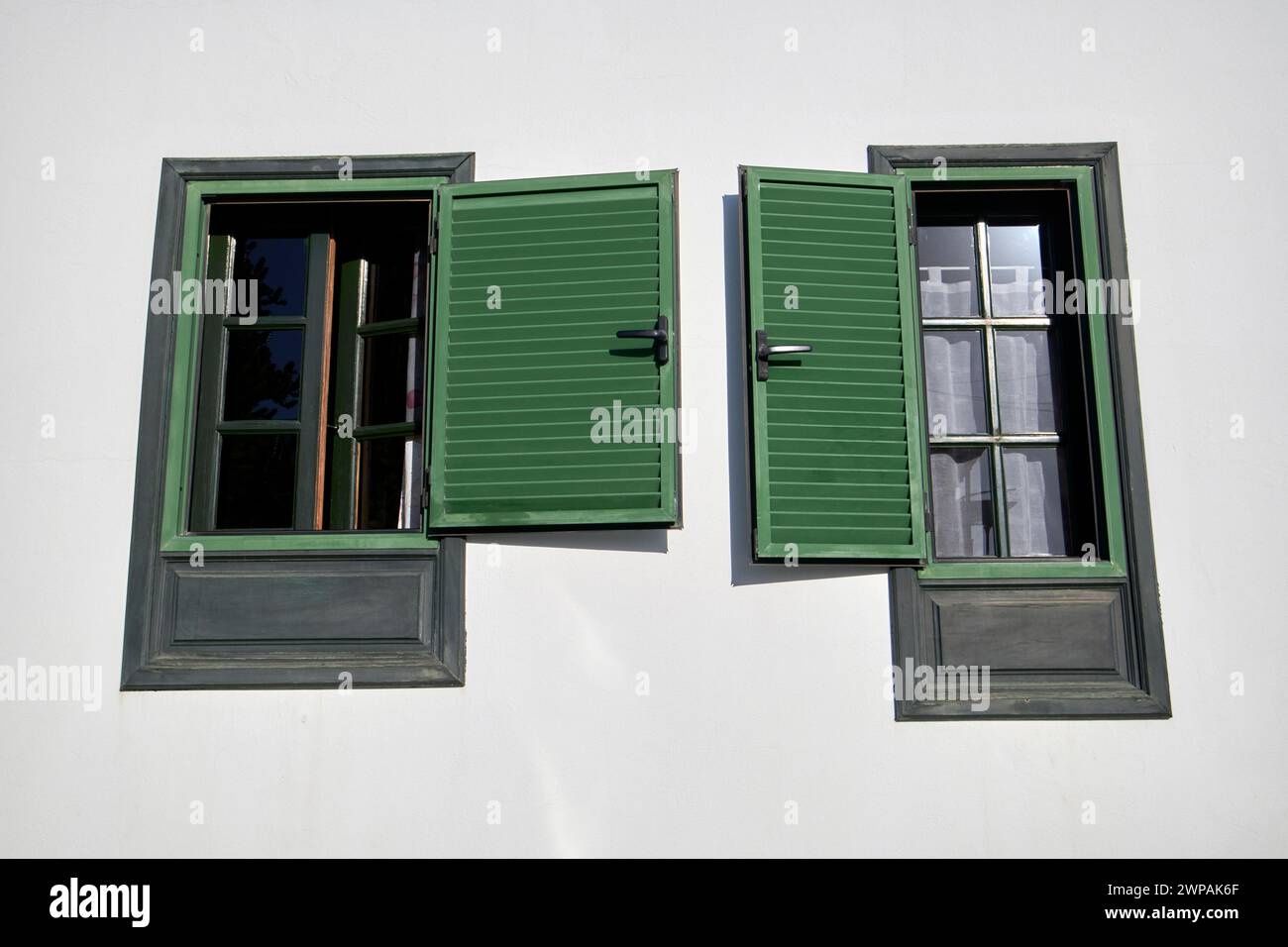 Traditionelle kanarische Fenster mit grünen Fensterläden Playa Honda, Lanzarote, Kanarische Inseln, spanien Stockfoto