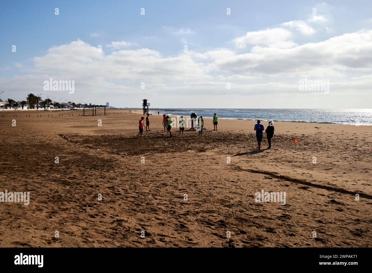 Schulschüler spielen Mannschaftssport mit großem Ball am Strand Playa Honda, Lanzarote, Kanarischen Inseln, spanien Stockfoto