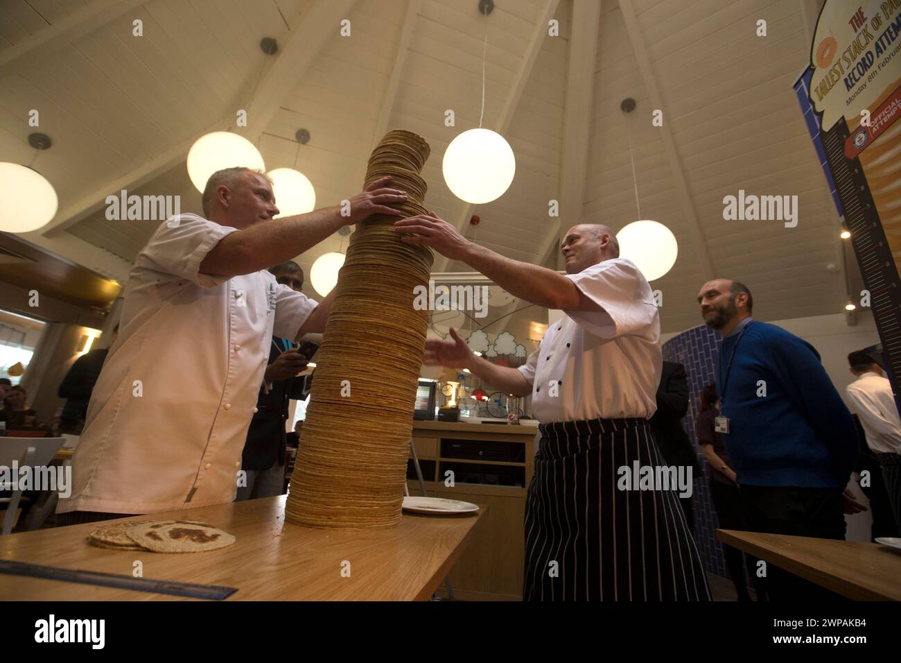 02/16 die Köche der Center Parcs stapeln sich mit unglaublichen 213 Pfannkuchen den aktuellen GUINNESS-WELTTITEL RECORDSª für den ÔTallest Sta Stockfoto