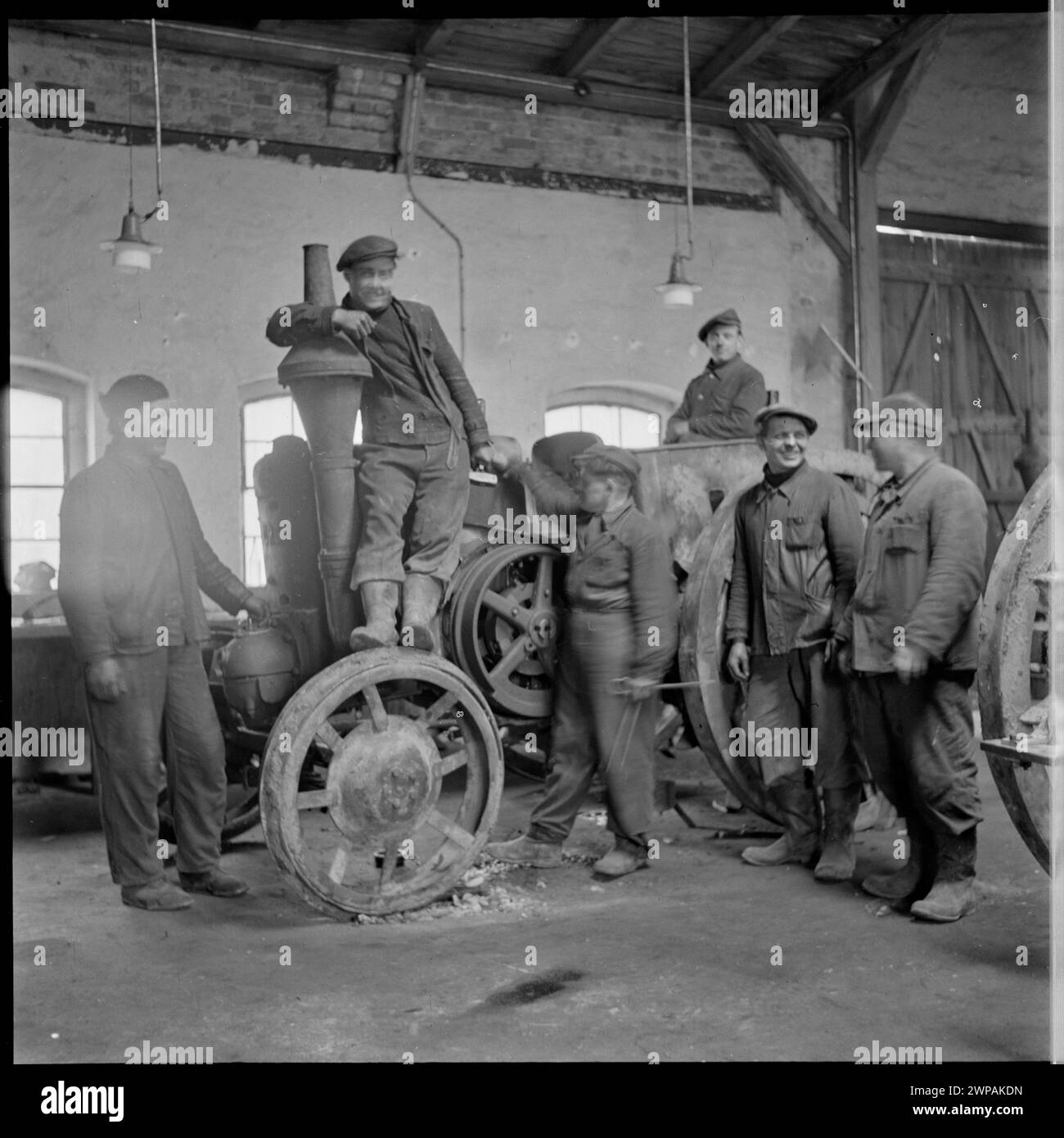 Foto mit dem ersten Ursus-Traktor der Nachkriegszeit mit Mechanik bei der Staatsfeuerwehr in Karsk Pyrzycki aus einer Fotoserie aus dem Jahr 1954. Stockfoto