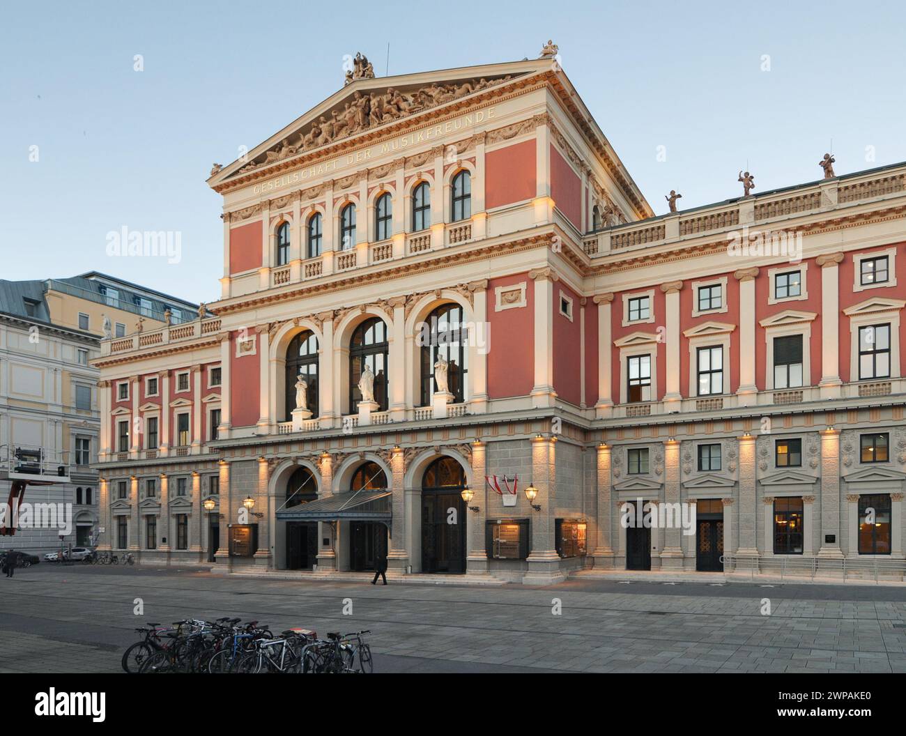 Die Fassade des Musikvereins in der Abenddämmerung. Neoklassizistischer Konzertsaal in Wien. Das Gebäude im historischen Stil mit Säulen, Giebel und Reliefs. Stockfoto