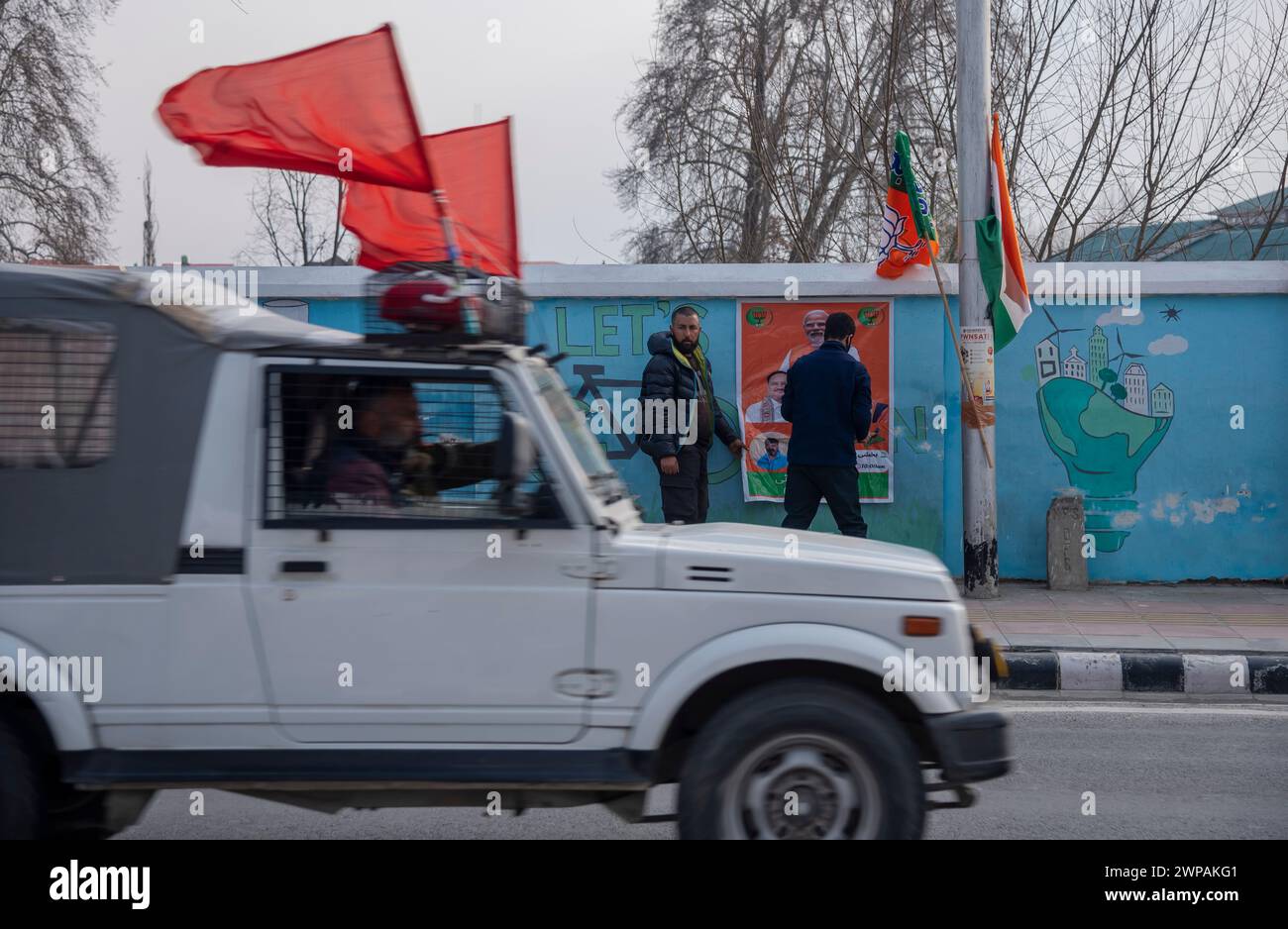 Mitglieder der Bharatiya Janata Party (BJP) sahen, wie sie vor dem Besuch von Premierminister Narendra Modi auf einer Straße Patrouillen. Premierminister Narendra Modi soll Srinagar, Jammu und Kaschmir besuchen, was einen entscheidenden Moment auf dem Entwicklungsweg des Unionsgebiets bedeutet, heißt es in einer Pressemitteilung des Büros des Premierministers. Im indischen Kaschmir-Tal wurde eine hochgradige Sicherheitsstellung vor dem ersten Besuch von Premierminister Narendra Modi seit mehr als fünf Jahren aktiviert, seit das Bundesgebiet seines Sonderstatus beraubt wurde. Das wird es Stockfoto