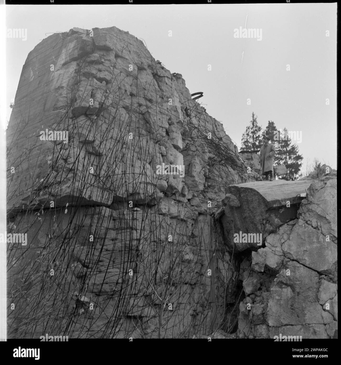 Fotos zeigen die Überreste eines Bunkers in Wilcze Szańs, Teil des Hauptquartiers Adolf Hitlers, dokumentiert in einem artikel von Mirosław Azembski aus dem Jahr 1953. Stockfoto