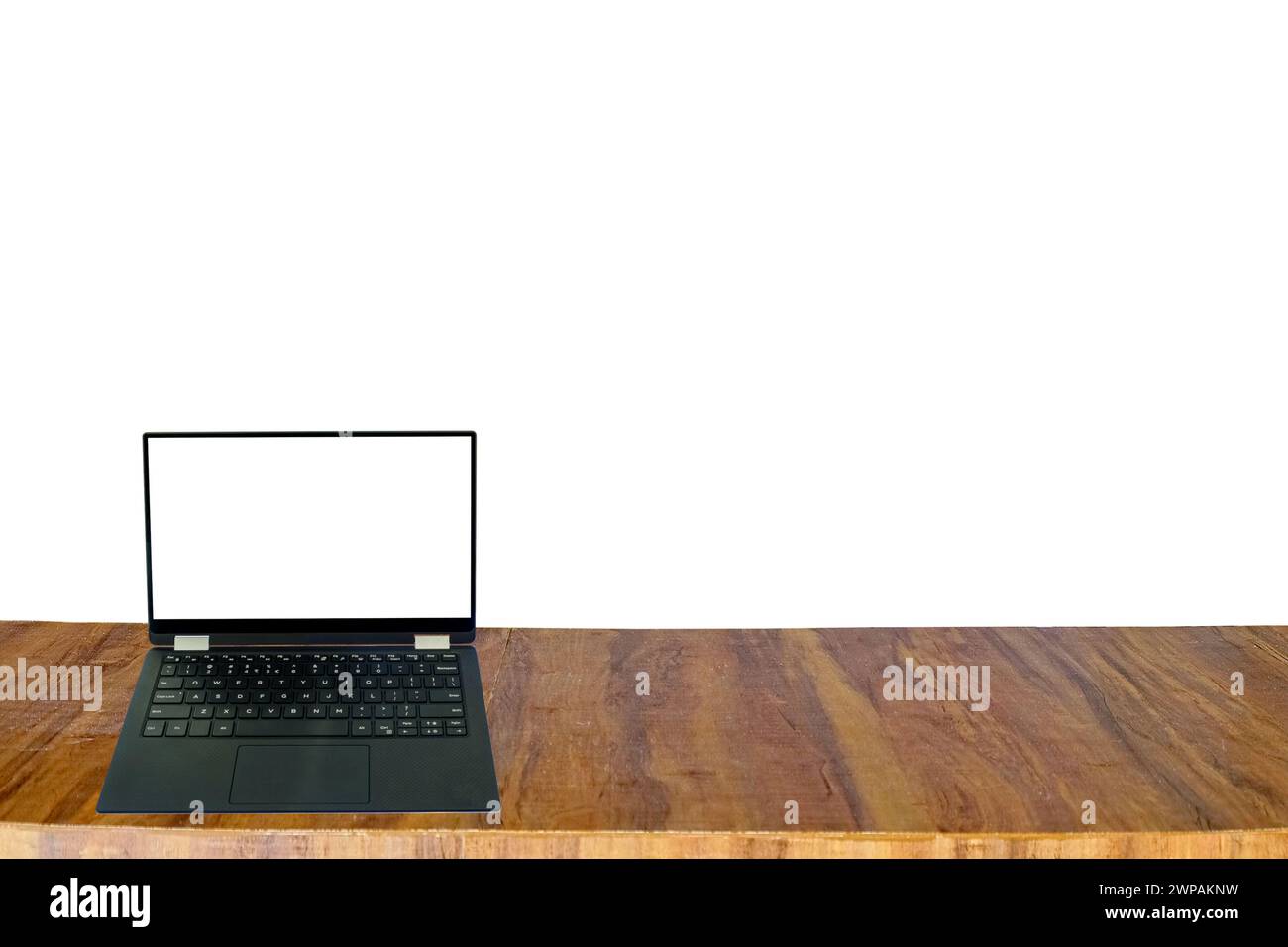 Schlanker schwarzer Computer Laptop tragbarer offener weißer Bildschirm auf Holztisch und Kopierraum, isoliert auf weißem Hintergrund Stockfoto