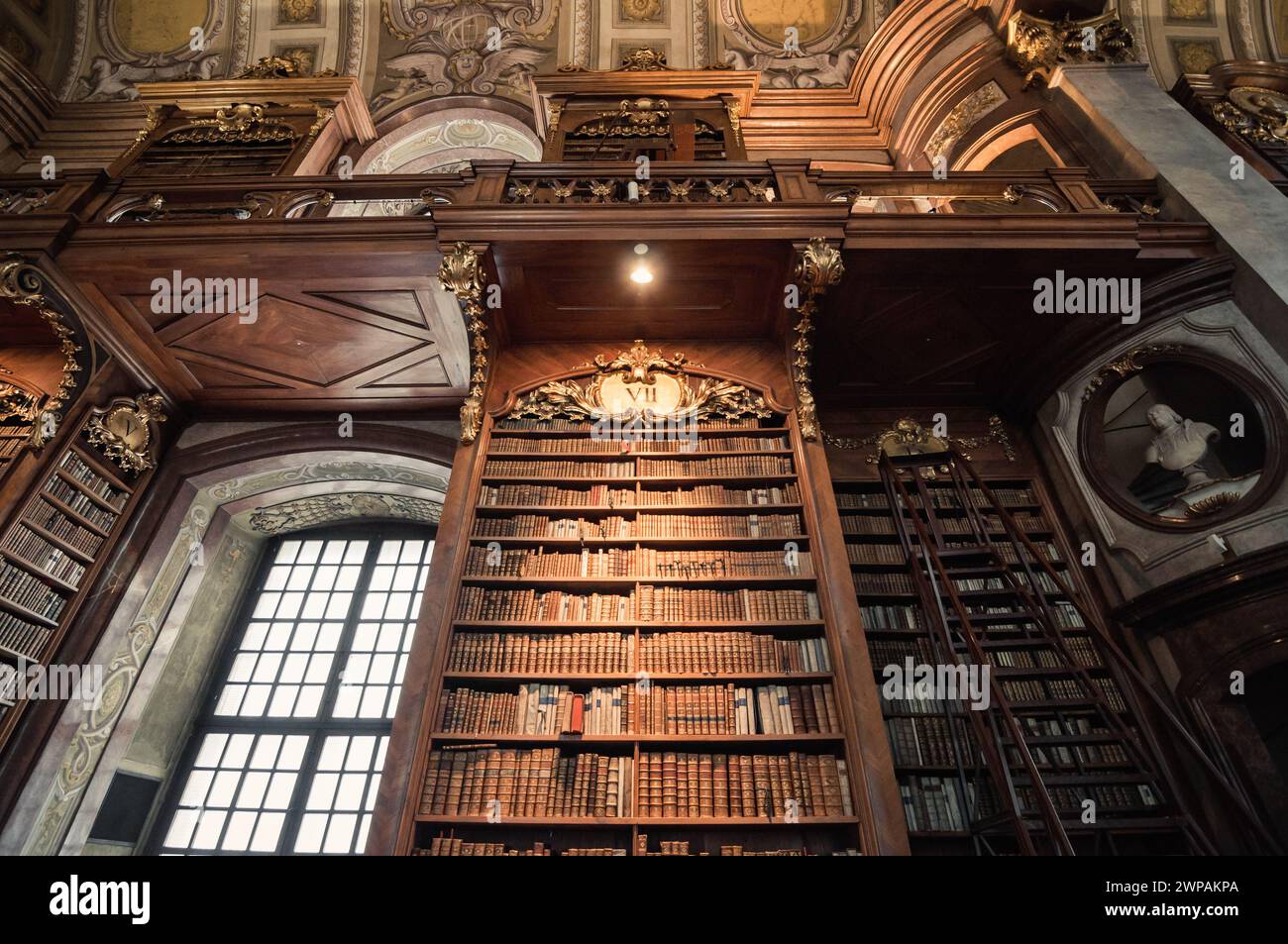 Bücherregale in der Österreichischen Nationalbibliothek. Barocker Bibliotheksinnenraum im Prunksaal - Saal im Gebäude im Palastkomplex Hofburg. Stockfoto