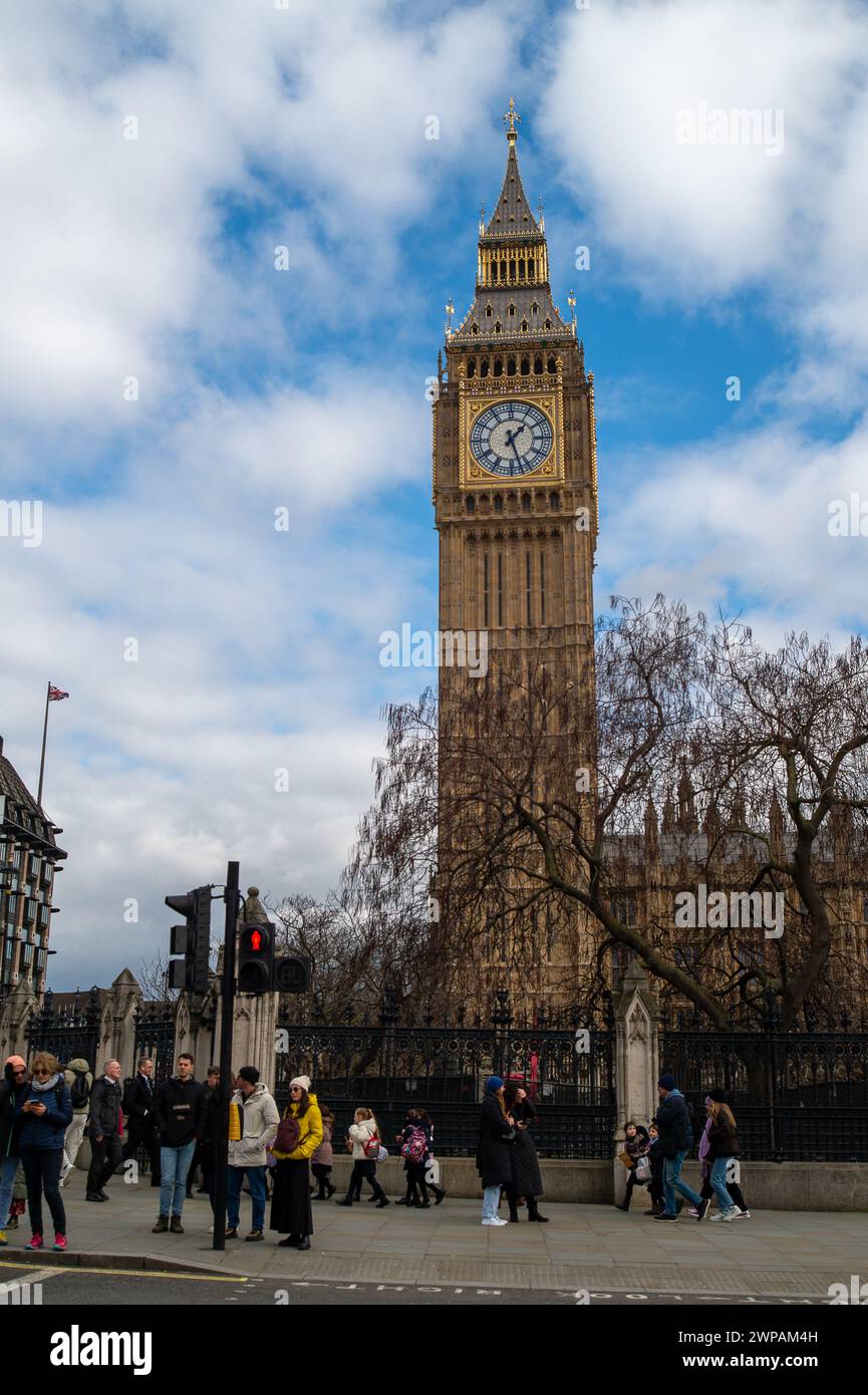 Westminster, London, Großbritannien. März 2024. Big Ben und das Unterhaus in Westminster, London. Bundeskanzler Jeremy Hunt hat in seiner Haushaltserklärung eine Steuersenkung um 2 Pers. Angekündigt. Die aktuellen Umfragen für die Tories vor den Parlamentswahlen zeigen, dass Labour und die Reformpartei bei den Wählern immer beliebter werden. Kredit: Maureen McLean/Alamy Stockfoto