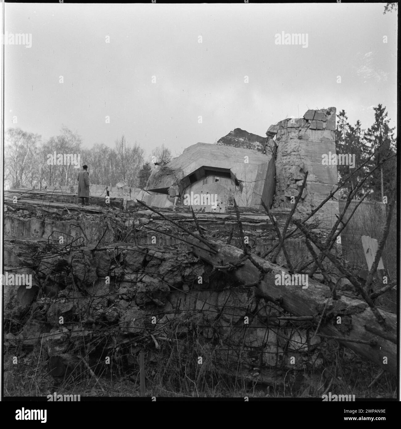 Fotografische Dokumentation der Überreste eines Bunkers in Hitlers Wolfsschanze mit baulichen Schäden und umliegenden Standortmerkmalen, veröffentlicht 1953. Stockfoto