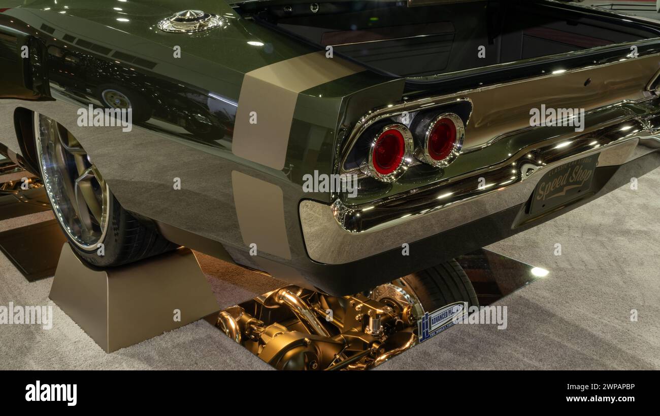DETROIT, MI/USA - 2. März 2024: Nahaufnahme einer Dodge Charger Hinterachsreflexion 1968 in Detroit AutoRama. Stockfoto