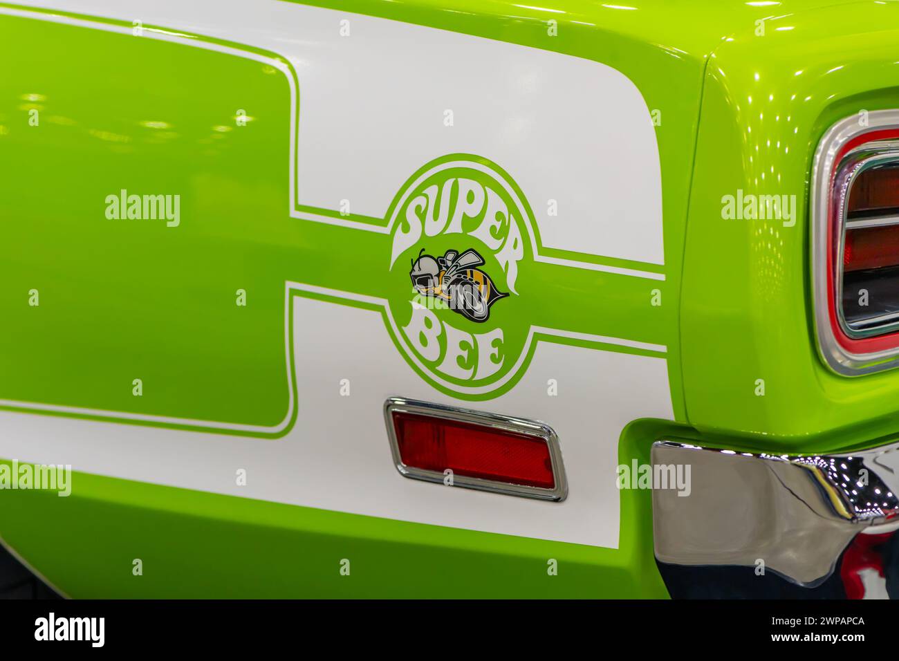 DETROIT, MI/USA - 1. März 2024: Nahaufnahme eines 1970 Dodge Coronet Super Bee Emblems im Detroit AutoRama. Stockfoto