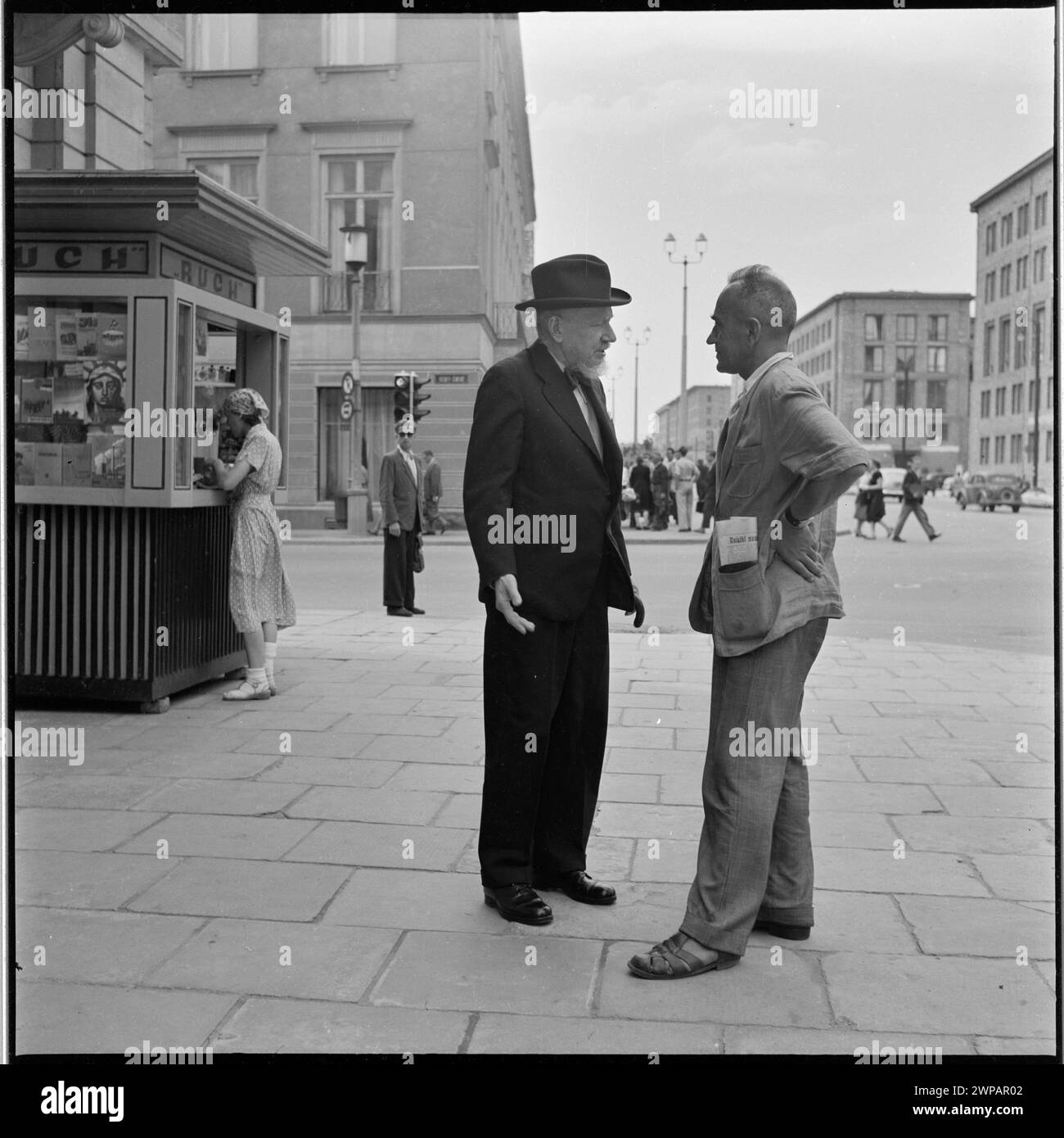 Foto von Leopold Staff (1954) mit einem Strafvollzugsbeamten an der Kreuzung der Straßen New World und Tokrzyska in Warschau, Teil einer Fotojournalistik-Serie, die das urbane Leben dokumentiert. Stockfoto