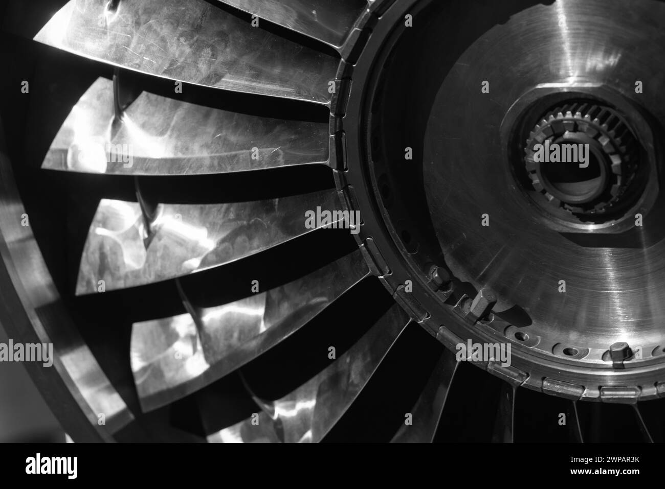 Turbinenrotor. Nahaufnahme von Schwarzweißfotos mit selektivem Weichfokus des Turbostrahltriebwerks Stockfoto
