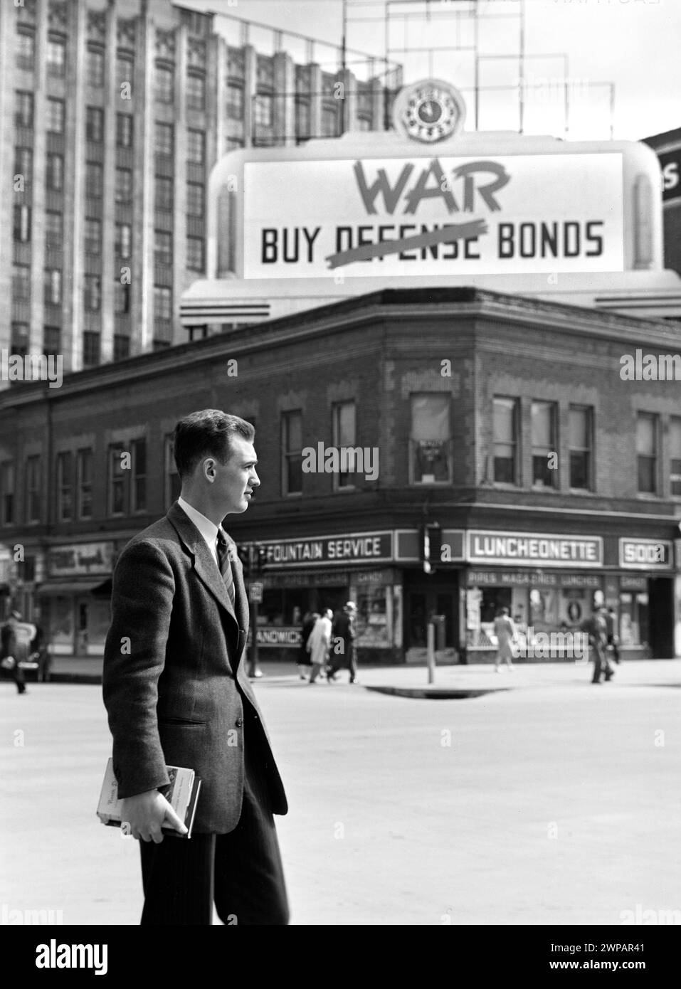 John Cockle an der Straßenecke im Stadtzentrum, Lincoln, Nebraska, USA, John Vachon, U.S. Office of war Information, Mai 1942 Stockfoto