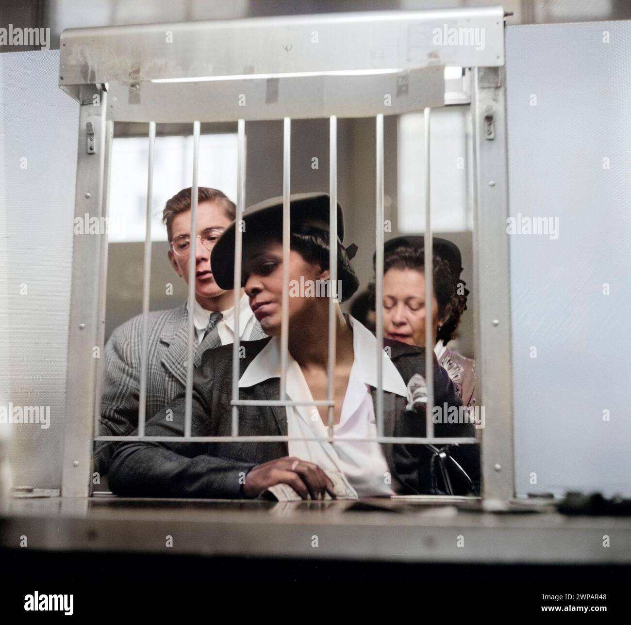 Frau am Ticketschalter, die ein Busticket kauft, Pittsburgh Pennsylvania, USA, Esther Bubley, U.S. Office of war Information, September 1943 Stockfoto