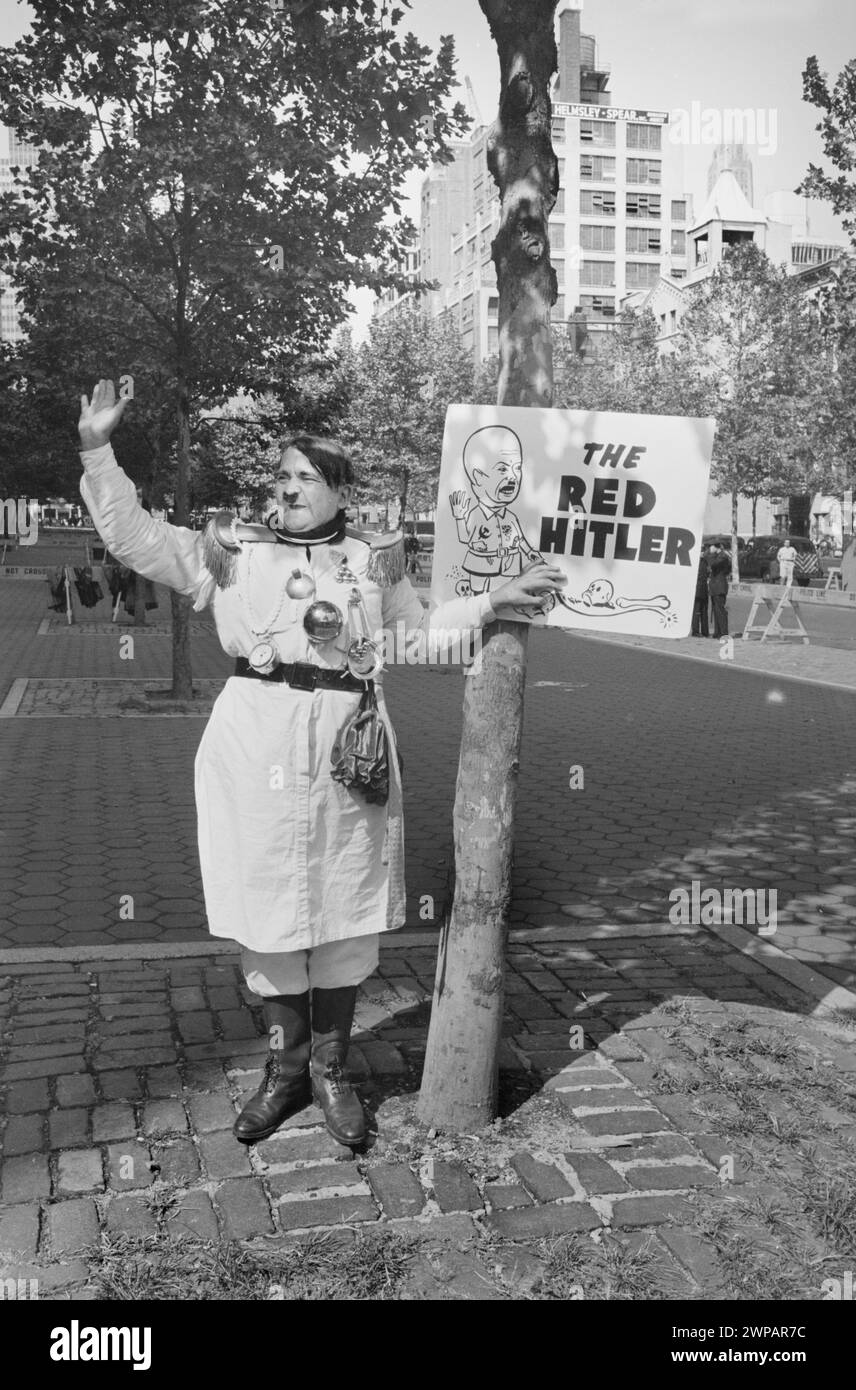 Mann gekleidet als Adolf Hitler mit Schild mit der Aufschrift "der Rote Hitler", der gegen den Besuch des sowjetischen Ministerpräsidenten Nikita Chruschtschow protestiert, in der Nähe des UN-Gebäudes, New York City, New York, USA, Marion S. Trikosko, U.S. News & World Report Magazine Photograph Collection, 21. September 1960 Stockfoto