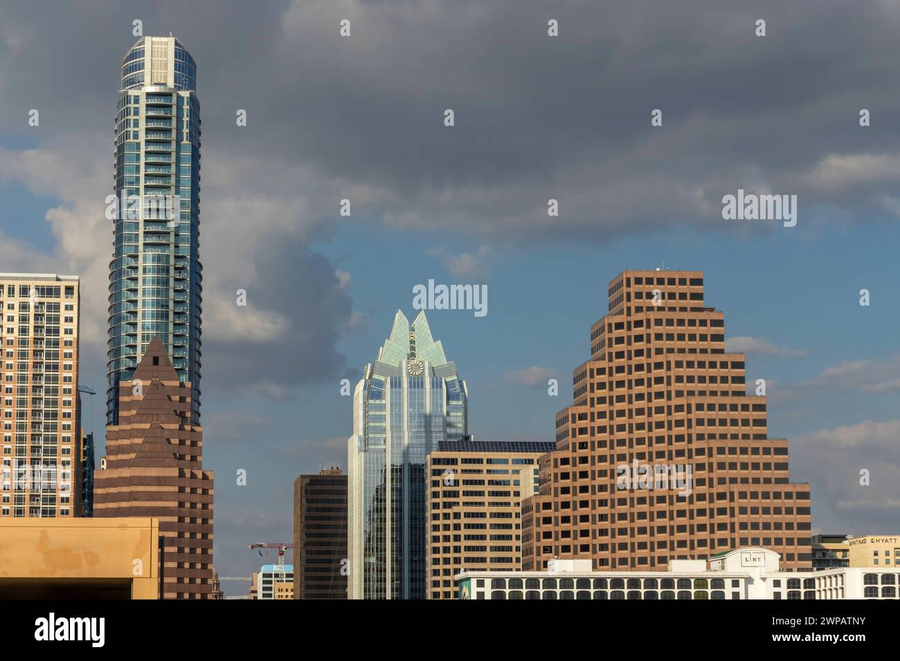 Ein Teil der Skyline in Austin TX USA mit einem blauen Himmel und einer einzigen Wolke. Stockfoto