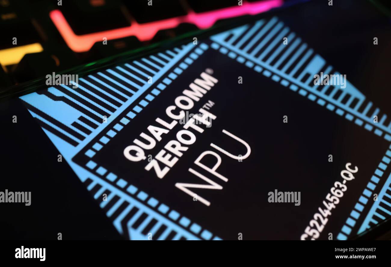 Viersen, Deutschland - 1. März. 2024: Nahaufnahme des Smartphone-Bildschirms mit Logo-Schriftzug des NPU-NPU-Prozessors Qualcomm Zeroth auf der Computertastatur Stockfoto