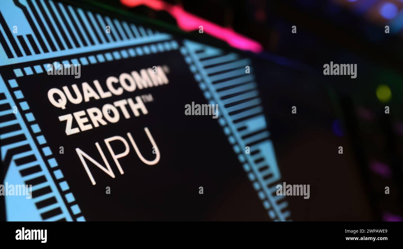 Viersen, Deutschland - 1. März. 2024: Nahaufnahme des Smartphone-Bildschirms mit Logo-Schriftzug des NPU-NPU-Prozessors Qualcomm Zeroth auf der Computertastatur Stockfoto