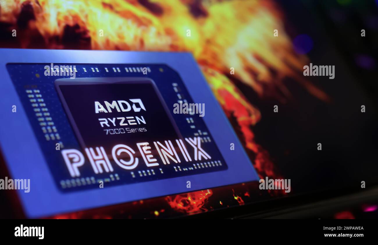 Viersen, Deutschland - 1. März. 2024: Nahaufnahme des Smartphone-Bildschirms mit Logo-Schriftzug des AMD Phoenix APU-Prozessors auf der Computertastatur Stockfoto