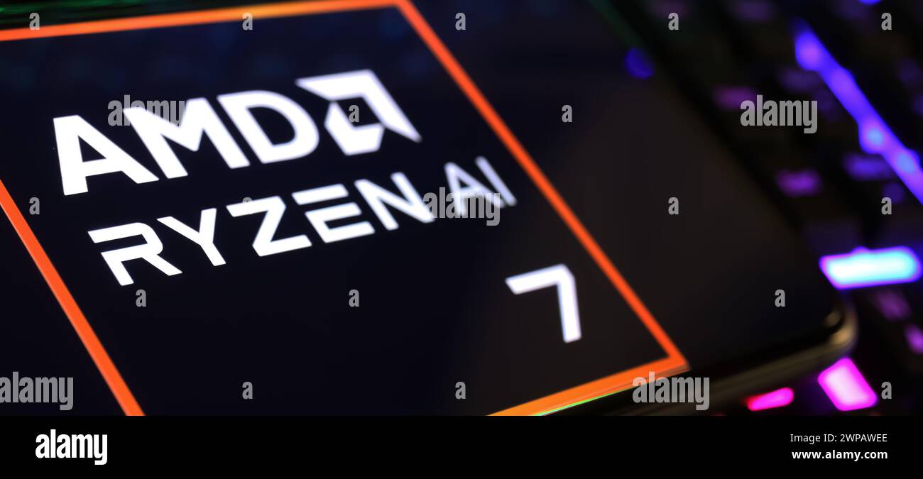 Viersen, Deutschland - 1. März. 2024: Nahaufnahme des Smartphone-Bildschirms mit Logo-Schriftzug des AMD Ryzen AI NPU-Prozessors auf der Computertastatur Stockfoto