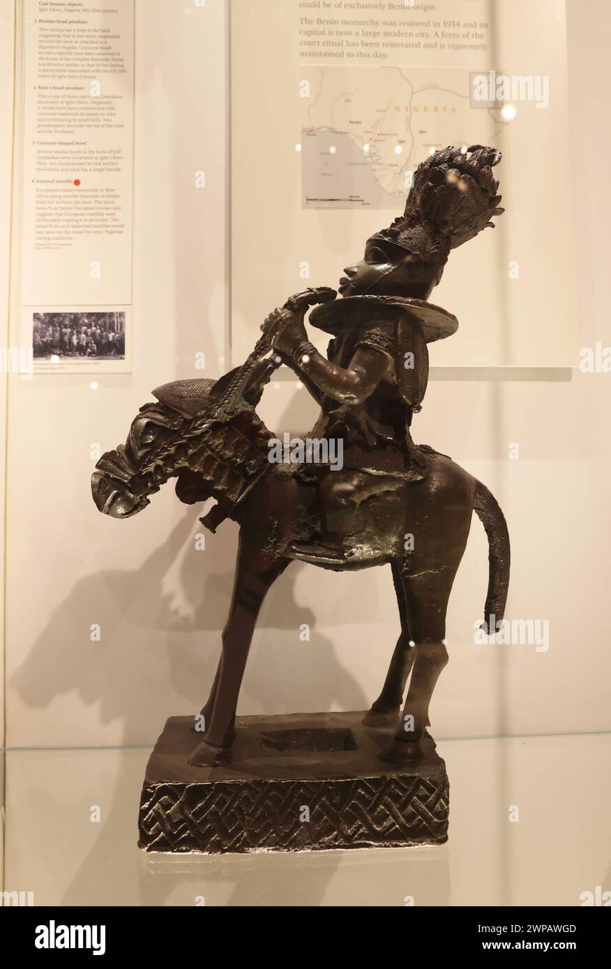 Gegossener Messingreiter aus Benin, Nigeria, 16. Jahrhundert, im British Museum, London, Großbritannien Stockfoto