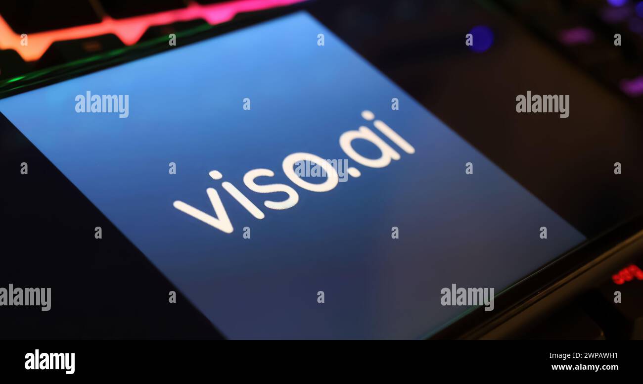 Viersen, Deutschland - 1. März. 2024: Nahaufnahme des Smartphone-Bildschirms mit Logobeschriftung von Viso.AI auf der Computertastatur Stockfoto